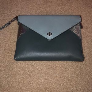 24 HOUR FLASH SALE!!! Tory Burch wristlet
